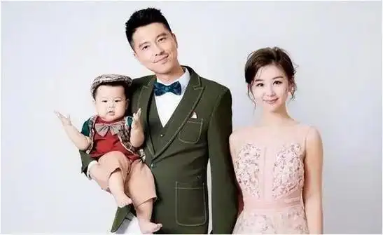 原来她是冯巩的女儿出道20多年从不拍吻戏年近40如同少女