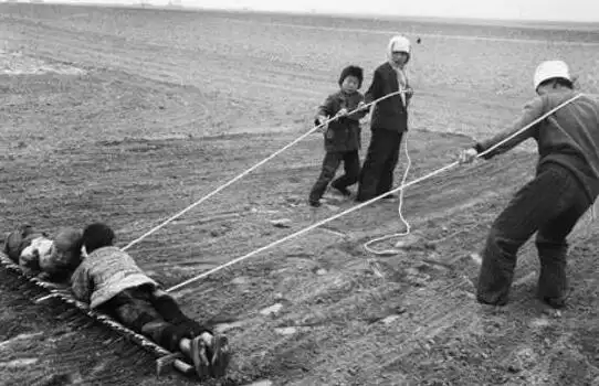 80年代老照片:图1全家总动员,图2绝世美人,图4穿棉袄吃冰棍?