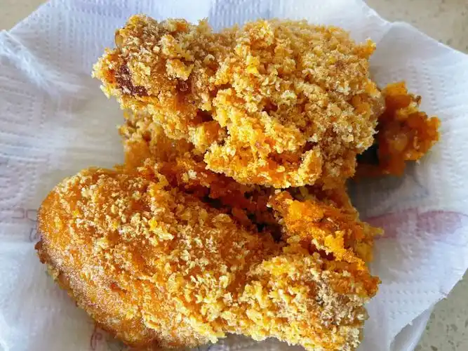 黑胡椒粉  白胡椒粉抓匀 )鸡腿先挂面粉浆(加黑胡椒粉) 再挂面包糠后