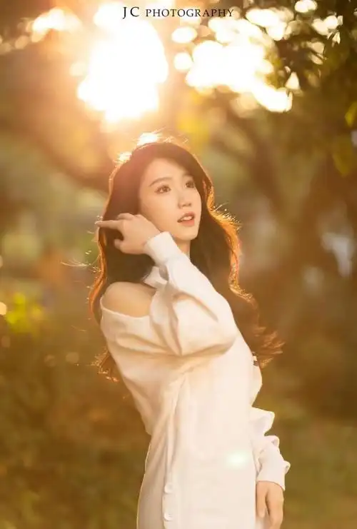 人像摆姿不设限,7个日常又好看的半身照姿势,新手小白也适用