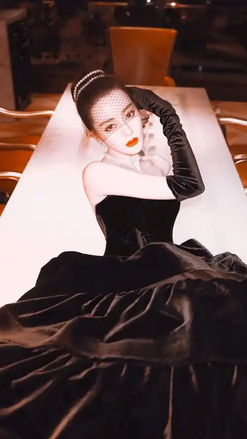 迪丽热巴赫本风造型直接封神