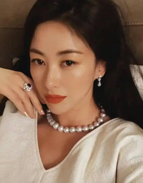 名人不仅仅在活动中佩戴珍珠,日常个人服装中珍珠的出现程度也令人