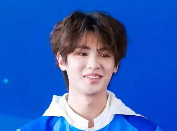 素颜歪嘴斜眼蒜头鼻,新生代爱豆们颜值太拉胯,颜值不够发型来凑_明星