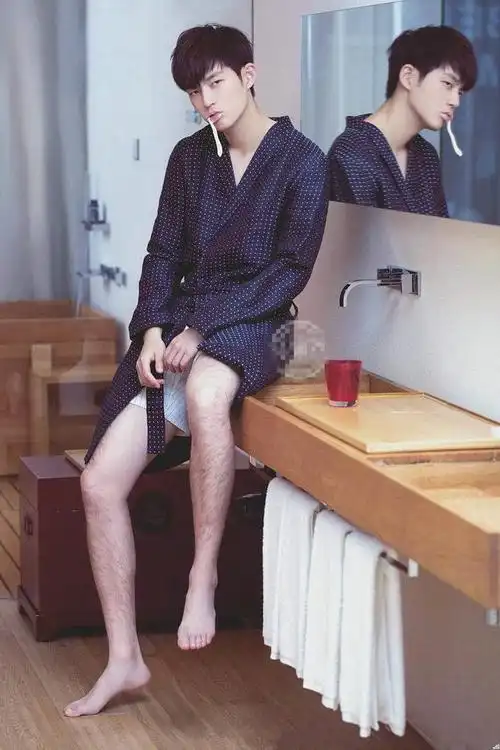 王源的腿女生都自愧不如,最可惜的是董力腿毛太浓密了!