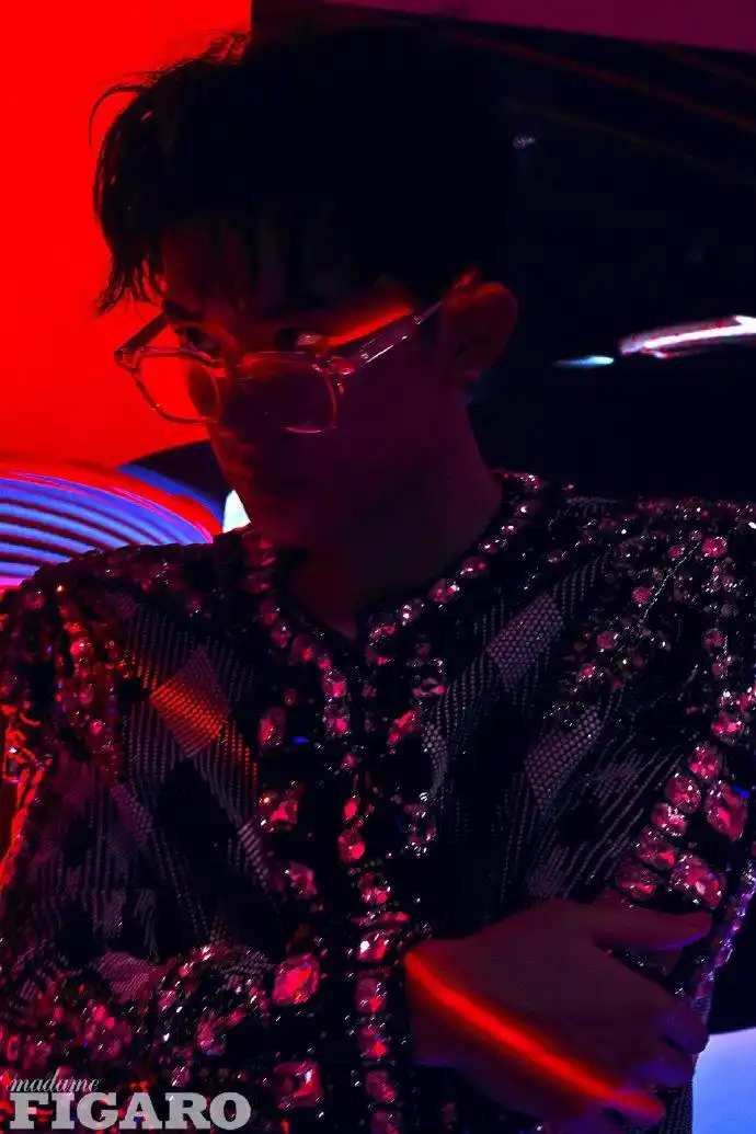 易烊千玺挑战酷炫风格光影勾勒绝美侧颜