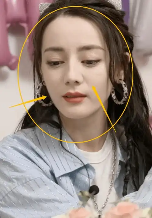 但是从怼脸照上面可以发现,迪丽热巴的发际线还是有点高的,这还是她最