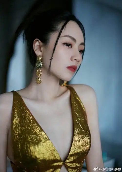 pljj一袭鎏金礼服简直美翻了～深v束腰的设计让刘惜君的好身材全部