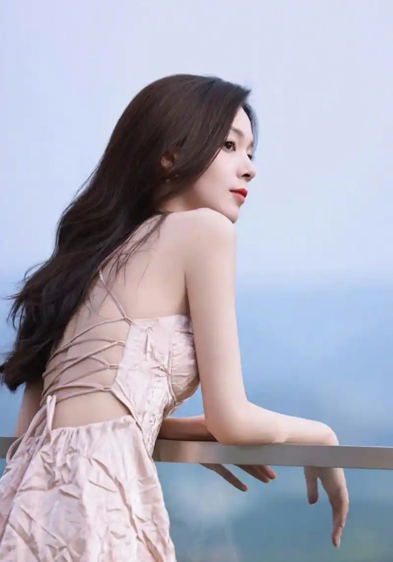 性感撩人的气质女神#陈瑶# 一袭贵宾粉吊带连衣裙,勾勒出曼妙身材,肤