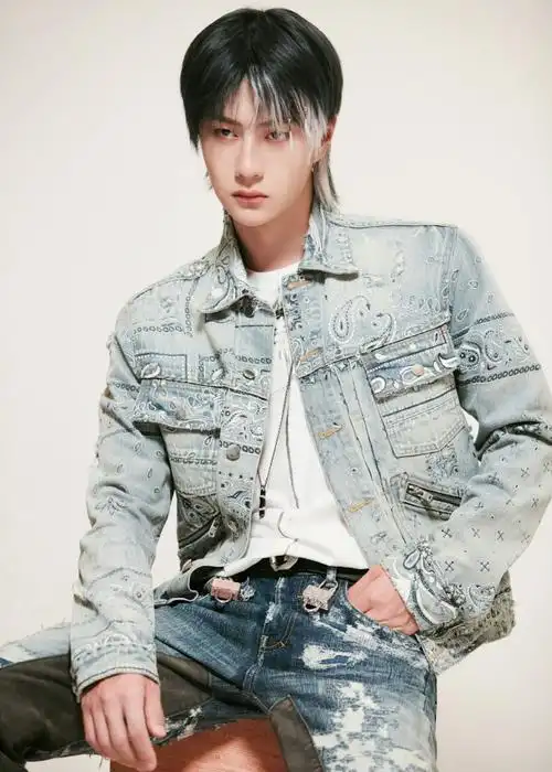 王一博新发色藏不住了