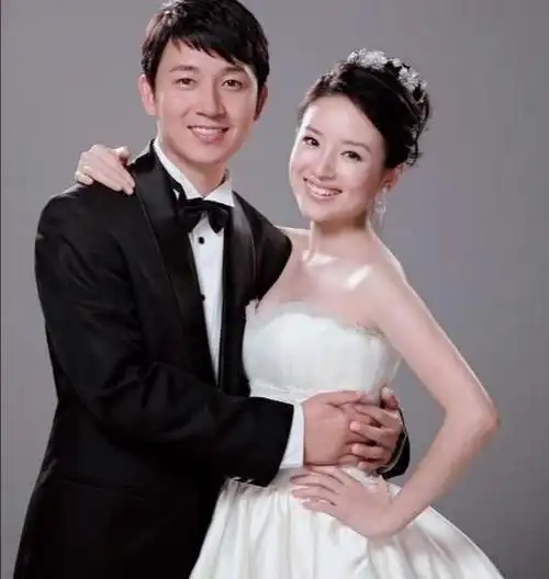 王大治携妻女外出就餐,吃路边小摊超节俭,妻子颜值高不输董洁