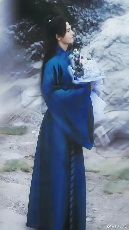 搜了一大圈发现蓝衣周子舒并不出圈