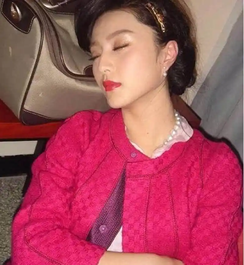 女星的各种睡姿:范冰冰最销魂,刘亦菲让人看不懂,赵丽颖的太难