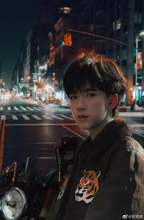 贺峻霖##贺峻霖 画报颜值#98《贺儿十八张绝美壁纸(二)》98自