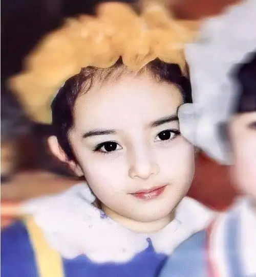 按理来说女儿的长相应该随爸爸,但小糯米就是活脱脱一个翻版小杨幂.