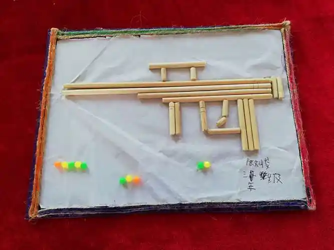 一次性筷子拼成的小手枪