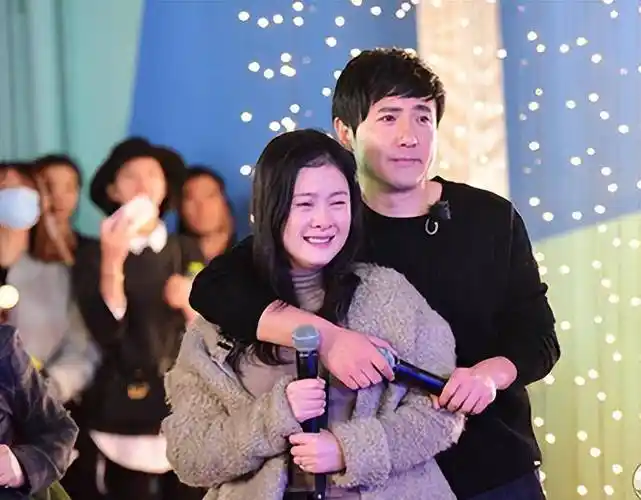 2015年36岁的沈腾终于在某节目现场向王琦跪地求婚,感动得王琦哭得稀
