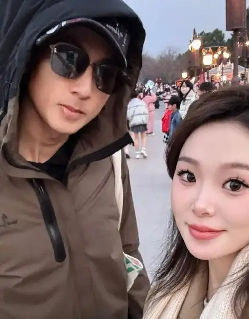 吴尊带妻子林丽吟上海聚会一身白衬衫牛仔裤超活力