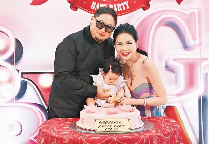 张卫健与张茜分居曝私生子!携神秘母女游船神情紧张,本人忙回应