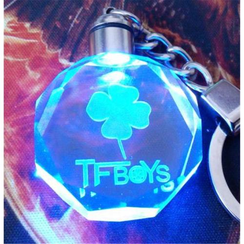tfboys四叶草 韩国时尚tf家族王俊凯 七彩变色水晶发光钥匙扣挂件
