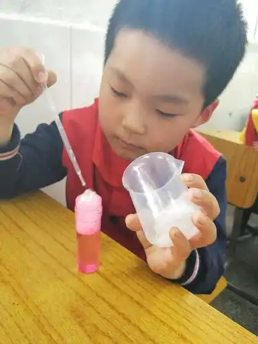 今天我们自己制作了泡泡水,你看我们多认真,认真的孩子最棒!