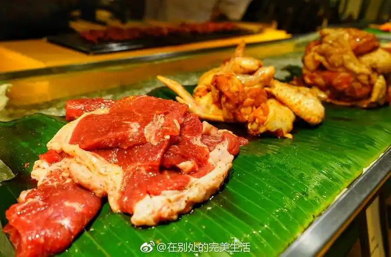 一楼自助餐厅汇聚了来自世界各地的风情美食,各式各样的中西热菜
