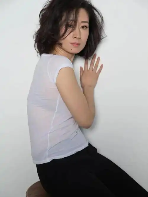 这组照片可以看出45岁的刘敏涛真的很敢穿