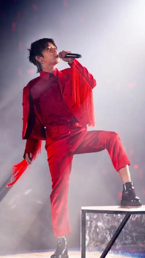 【#华晨宇服装妆容#红色套装盘点】红色,是他最爱的颜色,也是他的应援