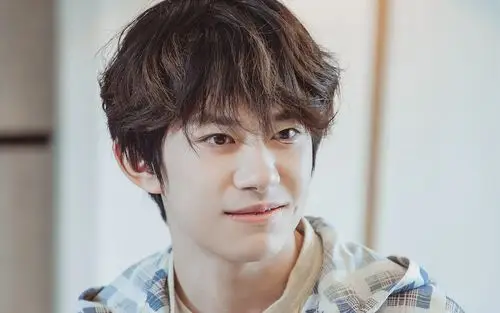 易烊千玺卷发清爽帅气桌面壁纸