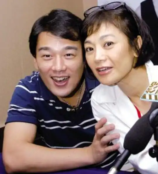 长的帅又专一,娶圈外貌美妻子恩爱17年,现44岁终成人生赢家