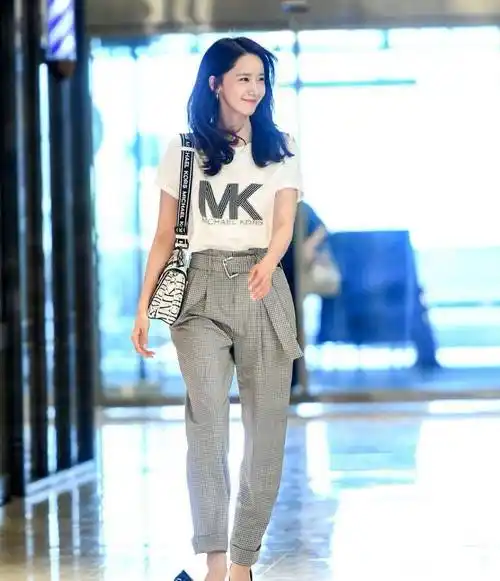 原创林允儿媒体前出丑穿格纹衣现十年如一日美颜鞋底暴露生活状态