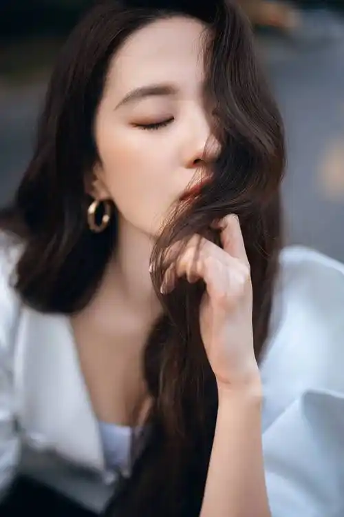 刘亦菲长卷发造型尽显慵懒风 造型大气优雅