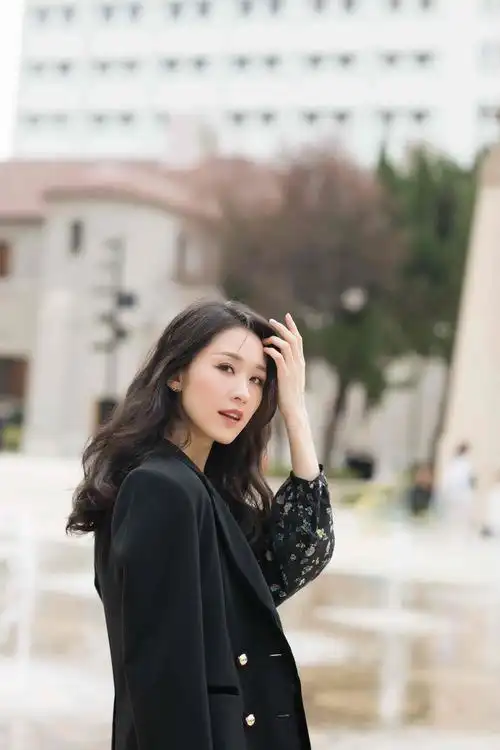 张雯初春随拍干练利落御姐范十足