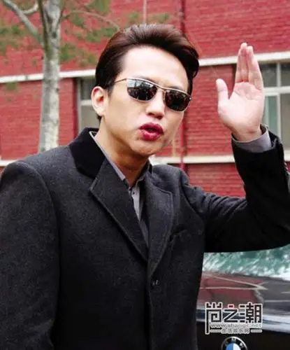邓超戴墨镜耍酷