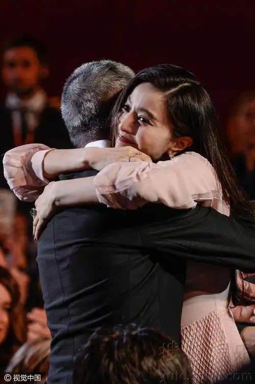 范冰冰凭《我不是潘金莲》封后 激动拥抱冯小刚