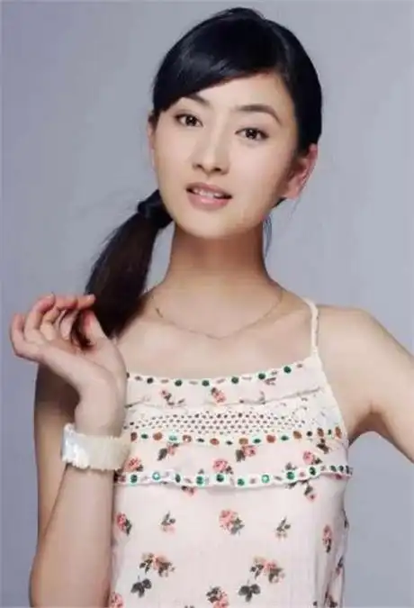 她和唐嫣同班同学,最红时嫁相貌平平歌手,平淡夫妻11年,很幸福