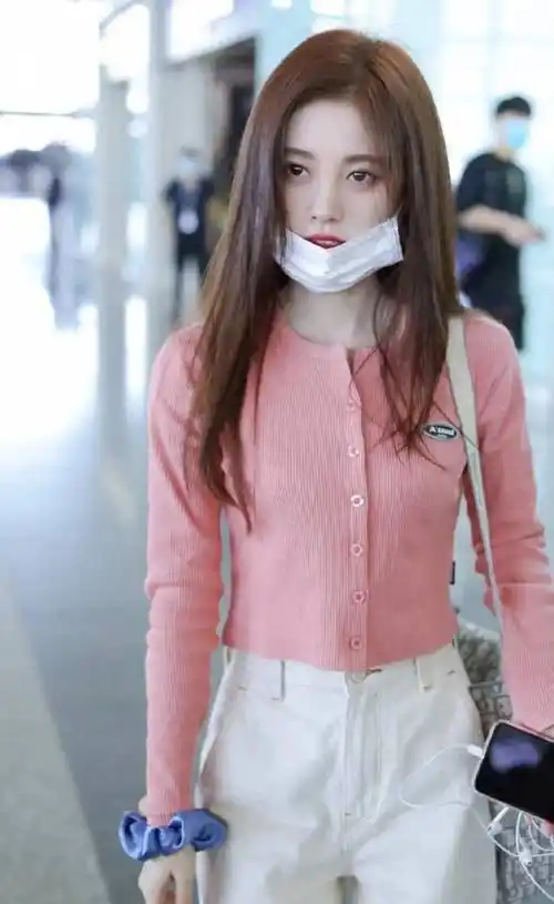 鞠婧祎太甜了,他穿着粉色牛仔裤,皮肤粉嫩漂亮,就像少女时代一样!