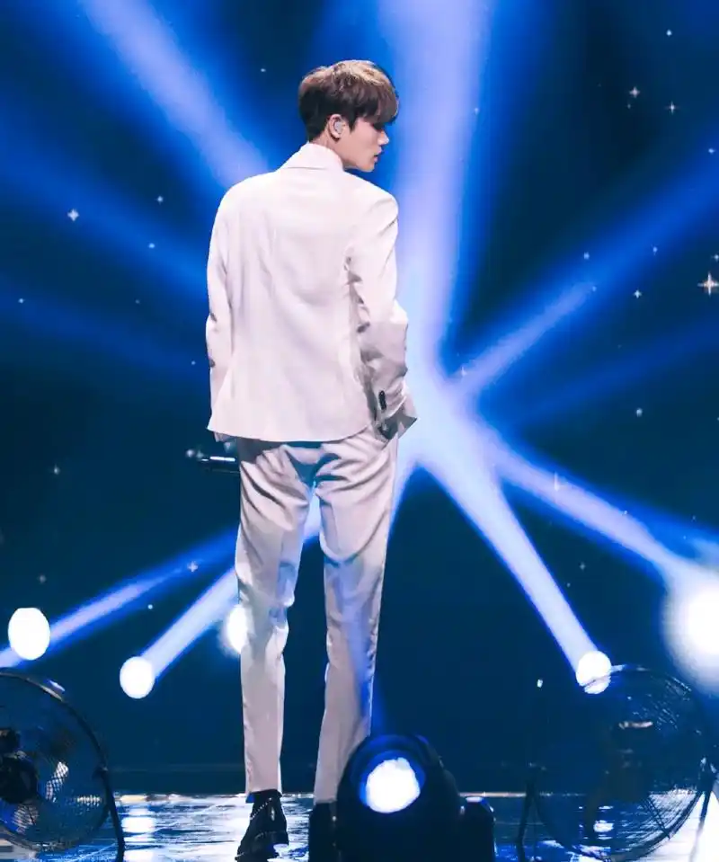 为舞台而生的林彦俊,背影造型帅气十足,很适合站在舞台上