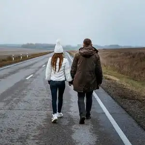 背影情侣牵手路公路三关口