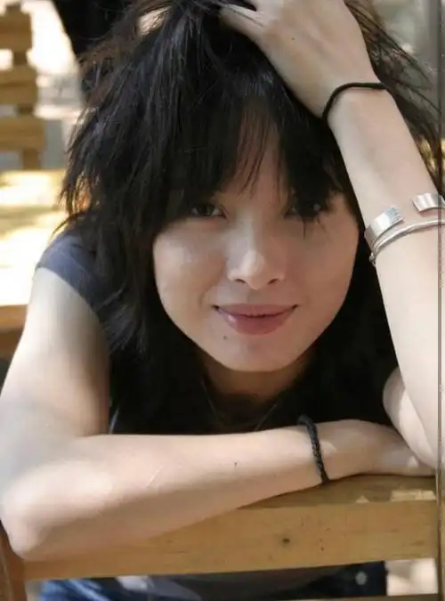 如今44岁满头白发,自然老去气质却很好|李佳|发型|素颜|妆容|人体模特