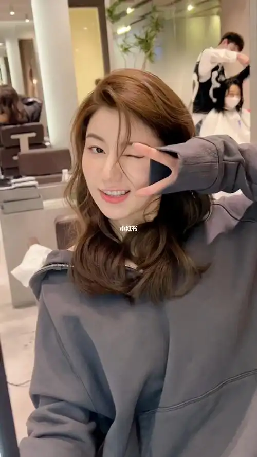 春夏季节烫发推荐 中长发发型推荐浪漫大气的法式卷发北京烫发 北京