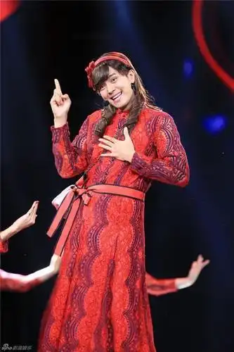 刘昊然扮女装撞脸杨幂钢铁直男妖起来美过女人