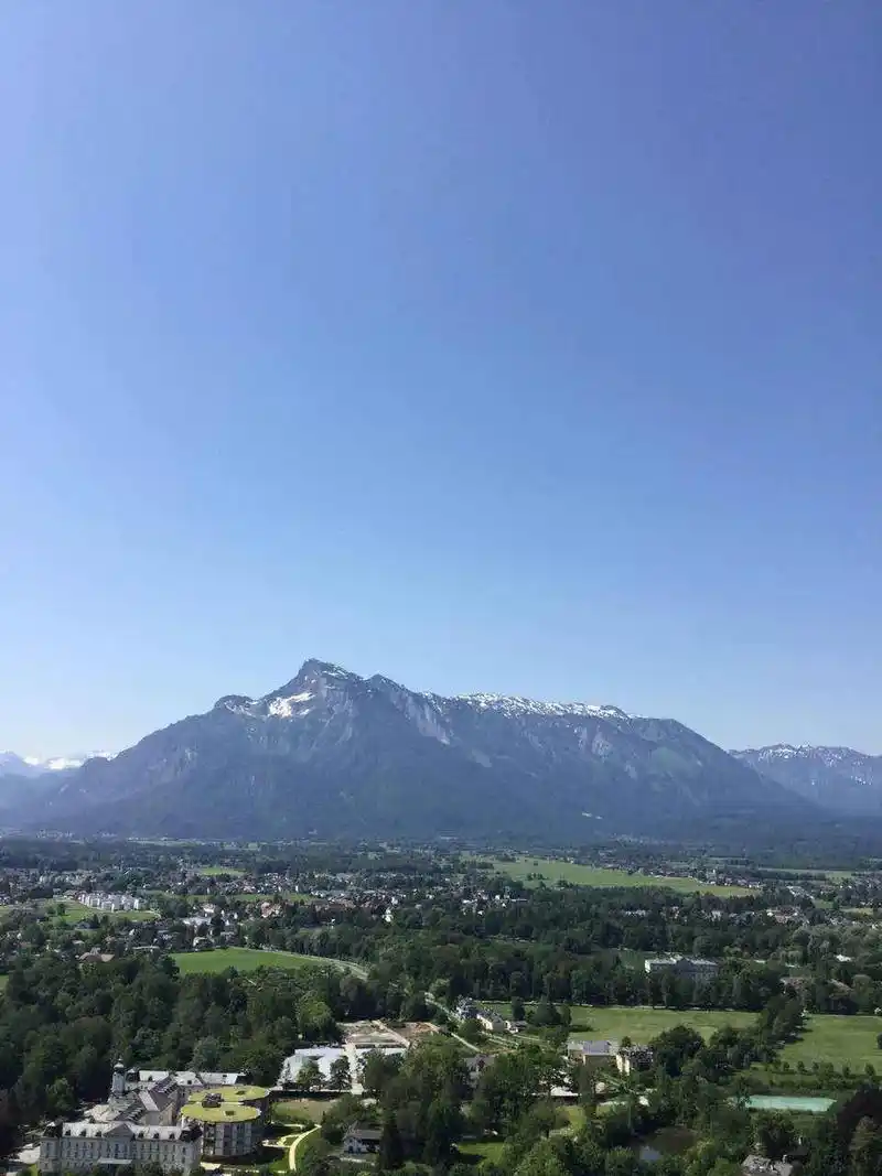 位于德国海德堡的山上,蓝天白云,山川秀美,白练腾空,青山连绵