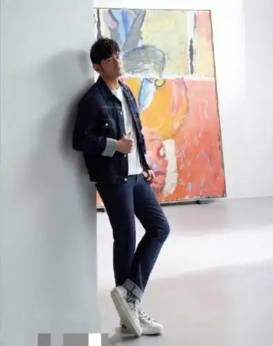 41岁周杰伦p图还显胖,紧身裤显小腿粗壮,网友:屏幕装不下