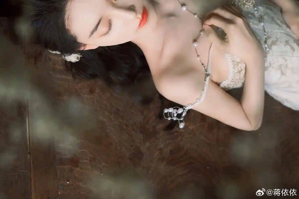 蒋依依的一组美照曝光,她披散长发,身穿吊带裙勾勒好身材,眼神 - 抖音