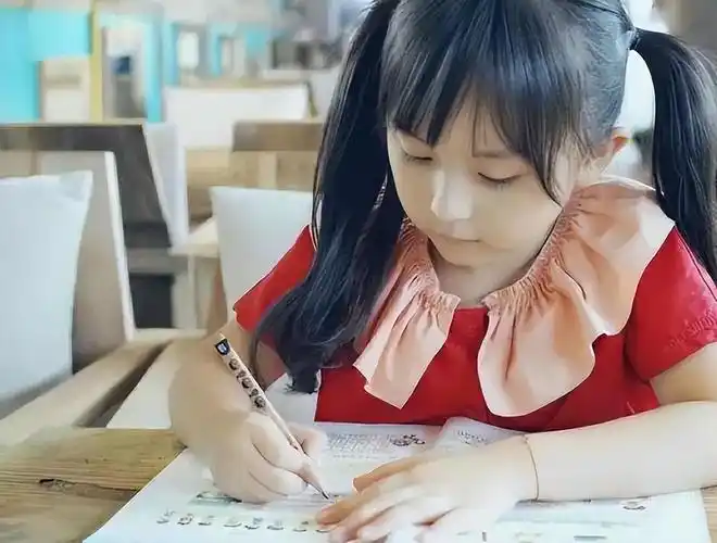 2岁出道年入百万因长相甜美被禁止整容的刘楚恬如今长成啥样