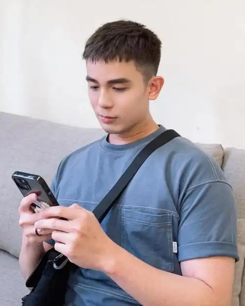 第2款:短碎盖发型高发际线的男生,可以通过烫发的方法,把自己的头发烫