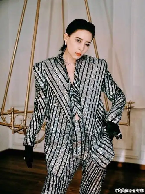 李斯丹妮这个条纹西装搭配全包眼线属于帅到我想要直接喊老公的程度