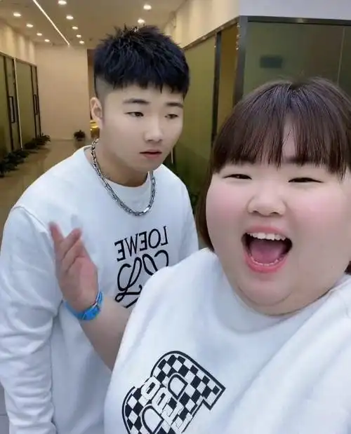 这位网红叫大萌,在平台上拥有100多万粉丝,是白小白的徒弟.