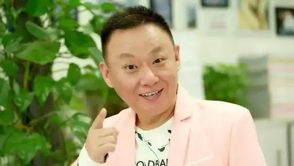 小品演员邵峰11次上春晚对患病爱人不离不弃用坚守换来幸福