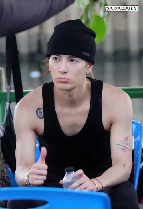 看看内娱男明星的顶级身材,宽肩,细腰,胸肌,腹肌,大长腿.